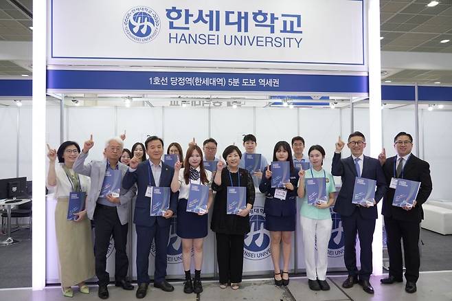 송인화 입학관리본부장, 유대현 부총장, 최진탁 부총장. 한세나래, 백인자 총장, 한세나래, 간호학과 학생, 조지훈 교목실장, 최성훈 신학부장 (맨 왼쪽부터)