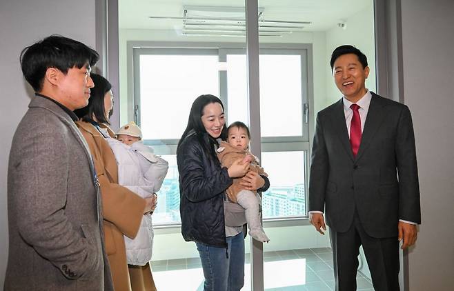 오세훈 서울시장이 3월 31일 서울 광진구 롯데캐슬 이스트폴에서 열린 '미리내집 현장방문 및 신혼부부 간담회'에서 입주 신혼부부들과 함께 공가 주택을 둘러보고 있다. 권현구 기자