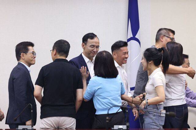 대만 제1야당 국민당 소속 의원 24명에 대한 파면투표가 모두 부결된 26일 타이베이에서 국민당 주리룬(왼쪽 세 번째) 주석과 의원들이 자축하고 있다. AFP연합뉴스