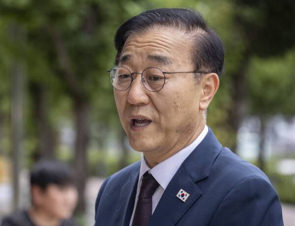 김윤덕 국토교통부 장관 후보자가 지난 15일 정부과천청사에 마련된 인사청문회 준비 사무실로 첫 출근하다 취재진과 만나 인터뷰하고 있다. 연합뉴스