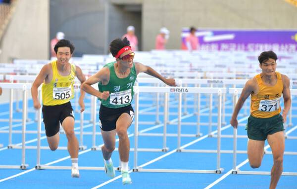 27일 오후 부산 아시아드 주경기장에서 벌어진 ‘문화체육관광부장관기 제46회 전국시·도대항육상경기대회’ 남고부 110m 허들 결승서 이민혁(경기모바일과학고·가운데)이 1위로 결승선에 골인하고 있다. 경기도육상경기연맹 제공
