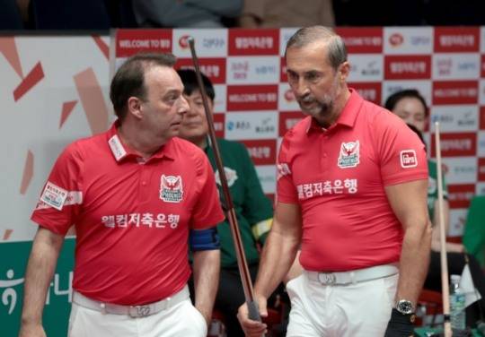 웰컴저축은행 승리를 이끈 다니엘 산체스와 세미 사이그너(오른쪽) / 사진=PBA 제공. 연합뉴스