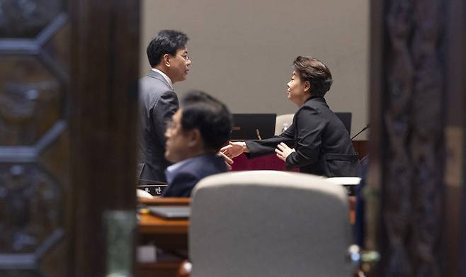 송언석 비상대책위원장 겸 원내대표(왼쪽)과 윤희숙 혁신위원장이 지난 23일 국회 본회의 직후 다시 열린 국민의힘 의원총회에서 만나 악수하고 있다. [사진 출처 = 연합뉴스]