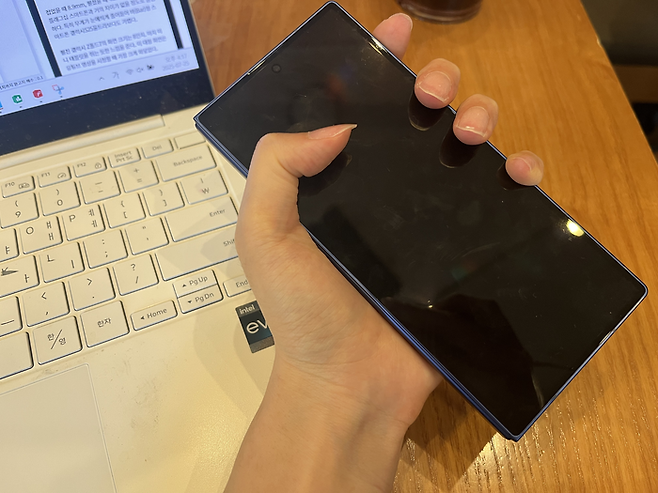 한손에 착 감기는 갤럭시 Z폴드7. [사진=안서진 기자]