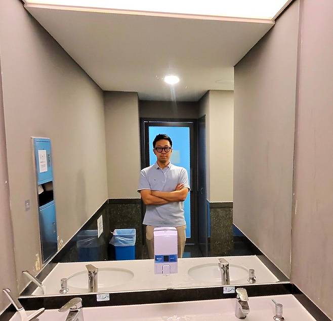 팔짱 낀 채로 "사진 찍어줘" 거울 앞에서 'Hey Meta, Take a picture'라고 얘기해 메타AI 스마트안경으로 찍은 사진.  이덕주 기자