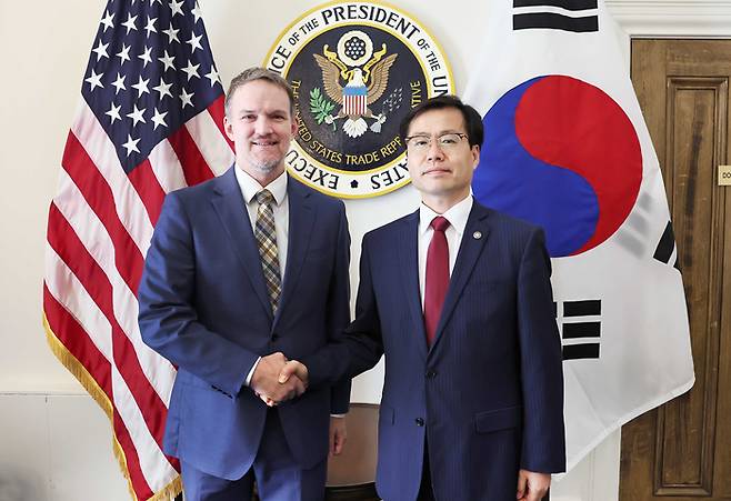 여한구 산업통상자원부 통상교섭본부장이 지난 25일(현지시간) 미국 워싱턴 DC 미국무역대표부 회의실에서 제이미슨 그리어 미국무역대표부 대표와 한미 관세 협상 진전 방안 등에 대한 논의에 앞서 기념촬영을 하고 있다. [사진 = 산업통상자원부]