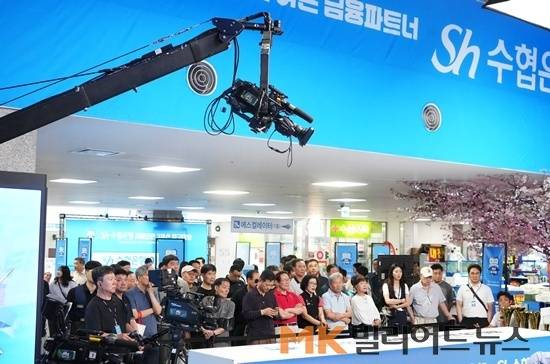 노량진수산시장 특설경기장에는 당구팬과 상인, 손님 등 100여명이 경기를 지켜봤다. 특히 조명우가 출전한 결승전때는 3층 난간에도 관중으로 빼곡했다. 이들은 조명우의 멋진 샷이 나올 때마다 박수를 보냈다.