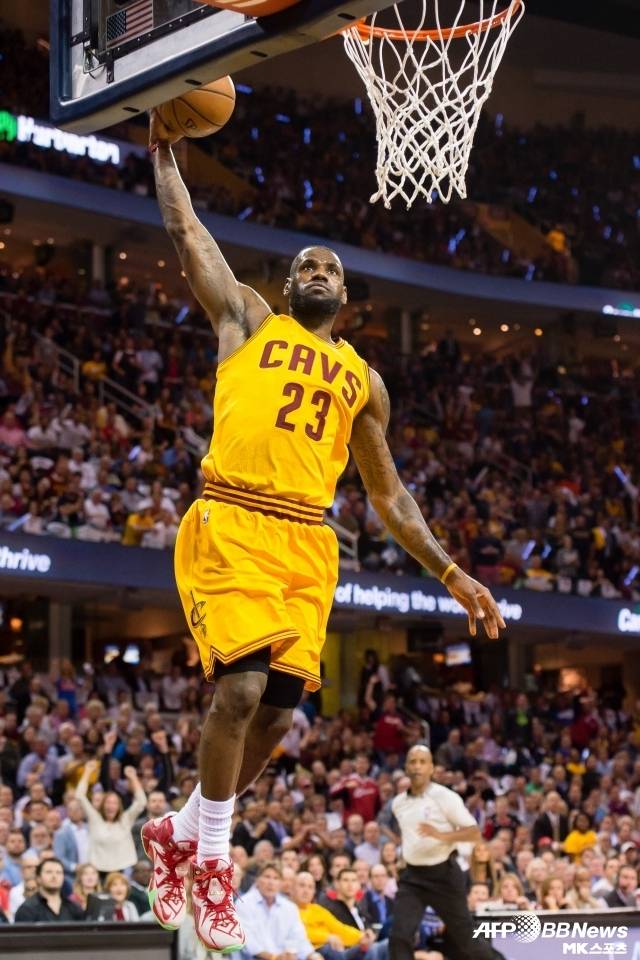 스워츠는 “르브론을 두고 레이커스와 클리블랜드가 거래할 수 있는 시나리오 중 가장 간단한 방식이다. 브루클린은 샐러리캡 여유를 가진 제3의 팀으로 참가하게 된다. 클리블랜드는 제임스 부자를 영입하게 되며 브로니의 연봉이 190만 달러로 저렴하다는 것이 매력적이다”라고 이야기했다. 사진=AFPBBNews=News1
