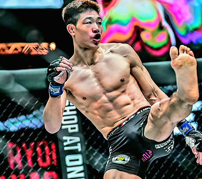 오호택이 2022년 9월 싱가포르체육관 ONE Fight Night 2에서 다카하시 료고를 견제하고 있다. 사진=Group One Holdings Pte. Ltd