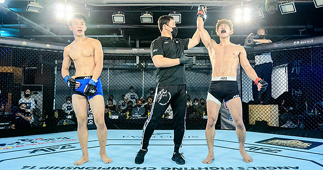 오호택이 2020년 8월 경기도 파주시 AFC 14에서 훗날 Road to UFC 시즌2·4에 참가하는 김상욱한테 만장일치 판정승을 거두자 기뻐하고 있다. 사진=Angel‘s Fighting Championship