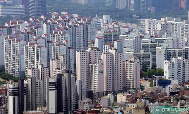(서울=뉴스1) 김명섭 기자 = 정부의 6·27 부동산 대출 규제로 시장 내 유동성이 위축되며 서울 아파트값 상승세가 4주 연속 줄었다. 전세가격은 25주째 오름세를 이어갔다. 24일 한국부동산원에 따르면, 7월 셋째주(21일 기준) 서울 아파트 매매가격은 평균 0.16% 올랐다. 다만 전주(0.19%) 대비 오름폭이 축소됐다. 사진은 이날 서울 남산에서 바라본 서울 시내 아파트 모습. 2025.7.24/뉴스1 /사진=(서울=뉴스1) 김명섭 기자
