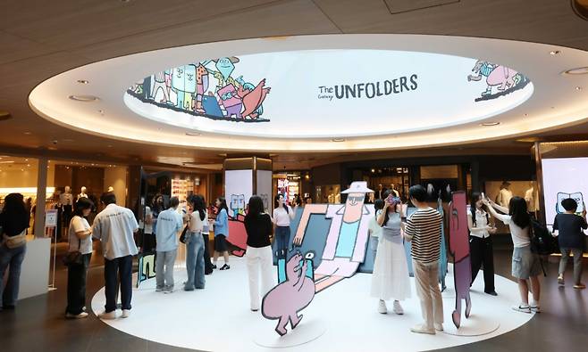 삼성전자가 아티스트 '장 줄리앙(Jean Jullien)'과 협업해 대규모 갤럭시 폴더블폰 체험존 '더 갤럭시 언폴더스(UNFOLDERS)'를 오는 25일부터 내달 17일까지 서울 코엑스에서 운영한다고 27일 밝혔다./사진제공=삼성전자