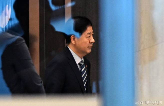 (인천공항=뉴스1) 황기선 기자 = '한미 2+2 통상협상'을 위해 미국으로 출국하려던 구윤철 부총리 겸 기재부 장관이 24일 인천국제공항 귀빈실에서 협상 연기 소식을 듣고 굳은 표정으로 나오고 있다. (공동취재) 2025.7.24/뉴스1  Copyright (C) 뉴스1. All rights reserved. 무단 전재 및 재배포,  AI학습 이용 금지.