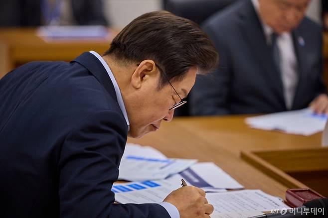 (서울=뉴스1) 이재명 기자 = 이재명 대통령이 지난 25일 경기 시흥시 SPC삼립 시화공장에서 열린 '산업재해 근절 현장 노사간담회'에서 자료를 살펴보고 있다. (이재명 대통령 SNS. 재판매 및 DB금지) 2025.7.26/뉴스1  Copyright (C) 뉴스1. All rights reserved. 무단 전재 및 재배포,  AI학습 이용 금지. /사진=(서울=뉴스1) 이재명 기자