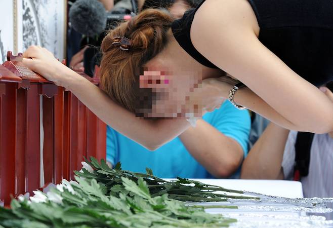 우면산 산사태 이후 기나긴 법정공방을 벌인 유족들이 일부 승소에 성공했다. 사진은 2012년 7월27일 서울 서초구 우면산에서 진행된 산사태 1주기 합동 추모식의 모습. /사진=뉴스1