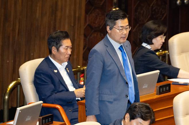 더불어민주당 당대표 후보인 박찬대(오른쪽), 정청래 의원이 23일 오후 서울 여의도 국회에서 열린 제427회국회(임시회) 제2차 본회의에 참석하고 있다. 2025.7.23/뉴스1