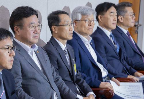 유재성 경찰청장 직무대행(왼쪽 세 번째)이 지난 22일 국회에서 열린 국회 법제사법위원회 전체 회의에 출석해 법안 심사를 대기하고 있다. (왼쪽 두 번째부터) 윤호중 행정안전부 장관, 유 직무대행, 최동석인사혁신처장, 허석곤 소방청장, 김용빈 중앙선관위 사무총장. 연합뉴스