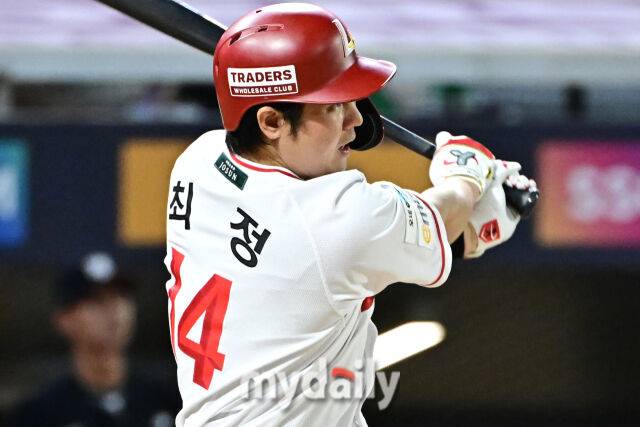 8일 인천 SSG랜더스필드에서 열린 '2025 신한 SOL BANK KBO리그' KT 위즈와 SSG랜더스 경기. SSG 최정이 6회말 선두타자로 나와 안타를 치고 있다./마이데일리