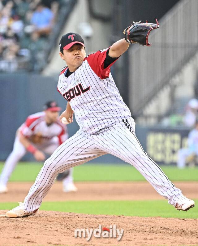 22일 오후 서울 잠실야구장에서 진행된 '2025 프로야구 KBO리그' LG트윈스와 두산베어스의 경기. LG 장현식이 역투하고 있다./마이데일리