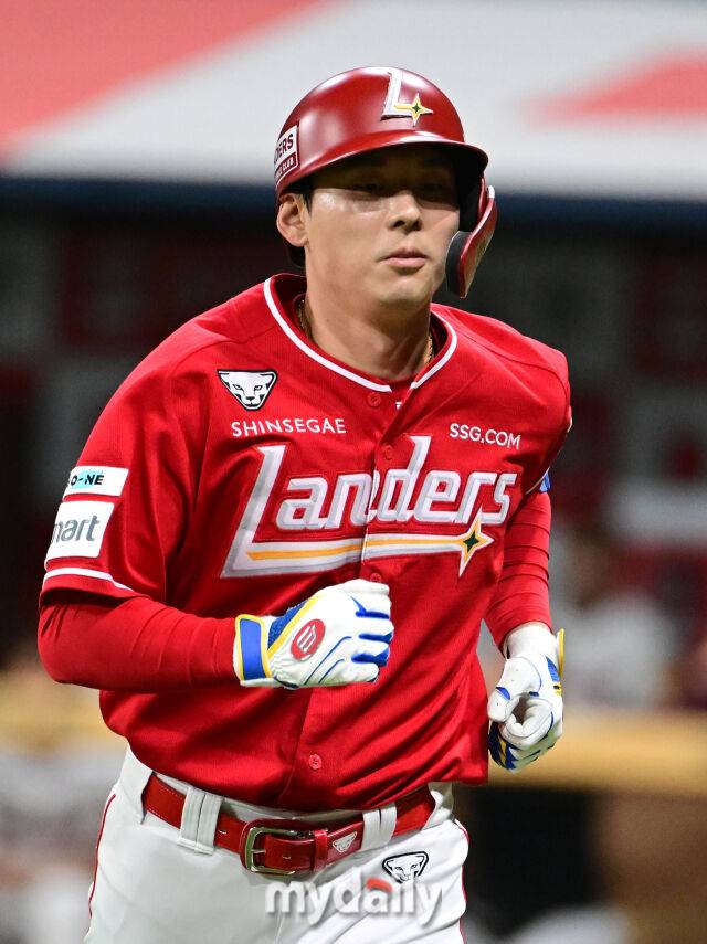 2025년 6월 18일 오후 서울 고척스카이돔에서 열린 '2025 신한 SOL뱅크 KBO 리그' SSG 랜더스와 키움 히어로즈의 경기. SSG 김성욱이 7회초 대타로 나와 1루수 땅볼 아웃을 당한 뒤 더그아웃으로 들어가고 있다./마이데일리