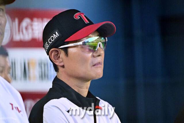 9일 서울 잠실야구장에서 열린 '2025 신한 SOL BANK KBO리그' 키움 히어로즈와 LG 트윈스 경기.LG 염경엽 감독이 경기를 지켜보고 있다./마이데일리