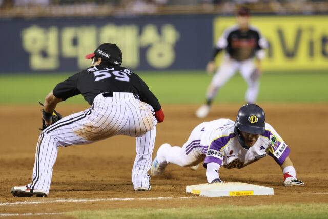 두산 베어스 조수행이 견제에 귀루하고 있다./두산 베어스