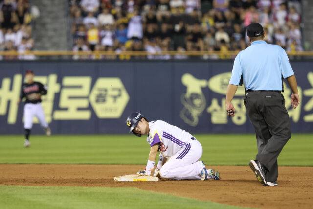 두산 베어스 조수행이 2루 도루에 성공했다./두산 베어스