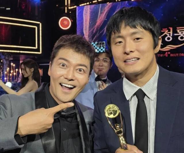 기안84가 '대환장기안장'으로 남자 예능인 상을 수상했다. / 전현무 소셜미디어