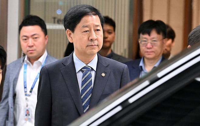 한미 간 ‘2+2 통상협상’을 위해 미국으로 출국하려던 구윤철 부총리 겸 기재부 장관이 24일 인천국제공항 제2여객터미널에서 굳은 표정으로 나오고 있다. [연합]