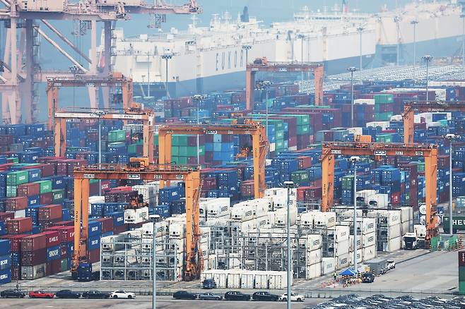 경기도 평택항에 컨테이너가 쌓여 있는 모습. [연합]