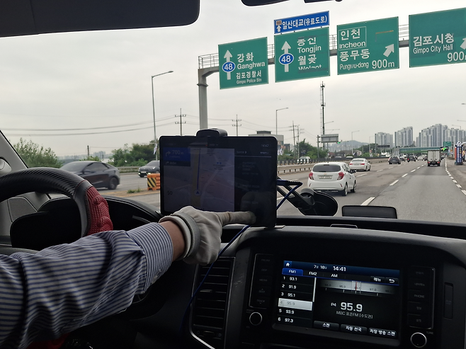 김포 똑버스 운전기사 박경순씨가 자신이 운행하고 있는 똑버스 노선을 안내하고 있다. 김포=김성우 기자