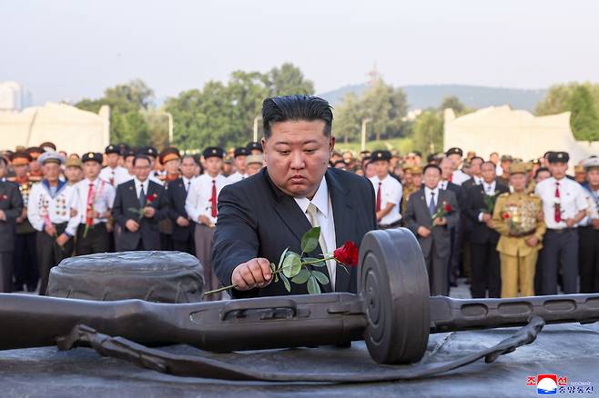 김정은 북한 국무위원장이 조국해방전쟁승리 72주년(7월 27일)을 맞아 지난 26일 전쟁노병들과 함께 조국해방전쟁참전열사묘를 찾았다고 조선중앙통신이 27일 보도했다. [연합]