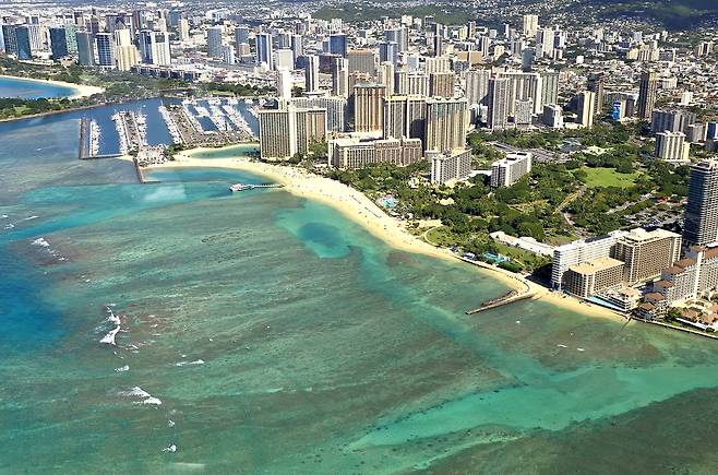 와이키키해변. 수상택시 계류장쪽에서 프린스 와이키키가 보인다.[함영훈 기자]