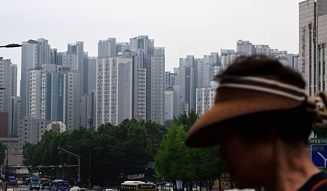 사진은 서울 마포래미안푸르지오 앞을 주민들이 지나고 있는 모습 [헤럴드DB]