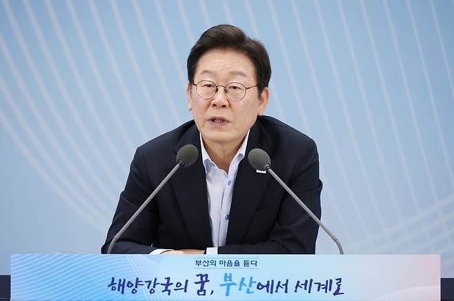 이재명 대통령이 25일 부산 부경대에서 열린 타운홀미팅 ‘부산의 마음을 듣다’ 지역 주민 간담회에서 참석자 질문에 답하고 있다. <연합뉴스>