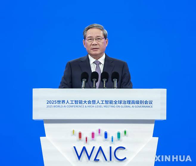 [상하이=신화/뉴시스] 리창 중국 총리가 26일 상하이에서 열린 국제 인공지능(AI) 콘퍼런스 및 글로벌 AI 거버넌스 고위급 회의 개막식에서 연설하고 있다. 리 총리는 글로벌 사우스 등 전 세계와 인공지능(AI) 경험 및 기술을 공유할 준비가 돼 있다며, 글로벌 AI 협력 기구 설립을 제안했다. 2025.07.26.