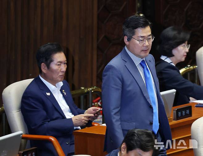 [서울=뉴시스] 김명년 기자 = 정청래 더불어민주당 당대표 후보가 23일 서울 여의도 국회에서 열린 제427회 국회(임시회) 제2차 본회의에서 박찬대 후보를 바라보고 있다. 2025.07.23. kmn@newsis.com