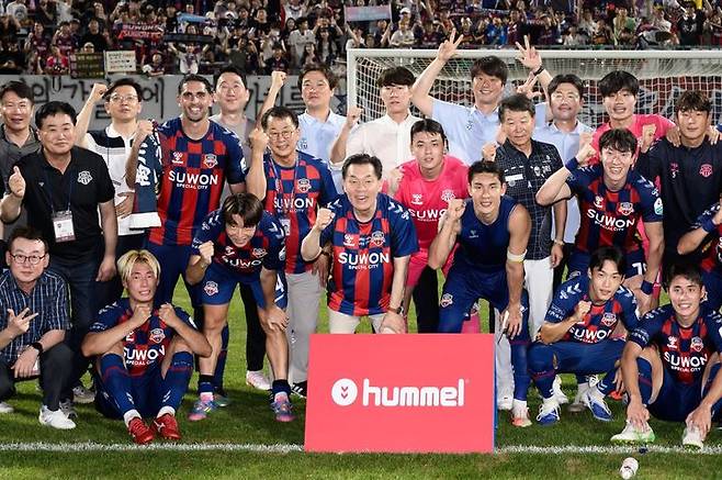 (Suwon = News) Lee Jae-jun and Suwon FC Squadron are taking a commemorative photo after winning 2-1 in FC Anyang in the 3rd game of 'Line 1 Derby' held at Suwon Stadium on the 26th. Suwon FC won the first three consecutive wins in the season with the victory. (Photo: Suwon City) 2025.07.27. Photo@newsis.com *Resale and DB prohibited