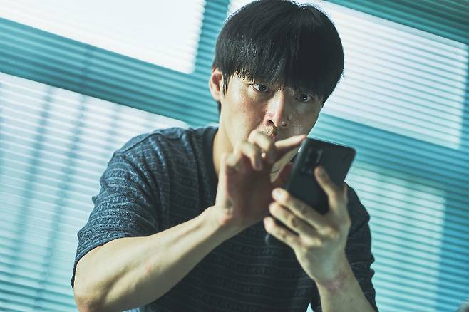 배우 강하늘은 노우성 역을 소화하며 일정 부분 유머와 위트가 필요하다고 봤다. 그는 "처음에는 너무 딥해서 보는데 힘들 수도 있겠다는 생각이 들었다"며 "노우성이라는 인물에 공감할 수 있도록 초반에 톤을 끌어올려 장난스러운 느낌을 주고자 했다"고 말했다. 넷플릭스 제공