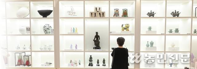 국립중앙박물관 내부 상품관 ‘뮷즈’를 찾은 관람객이 전시된 뮷즈를 구경하고 있다. 이곳엔 문화유산을 독특하게 변주한 문화상품이 가득하다. 김원철 프리랜서 기자