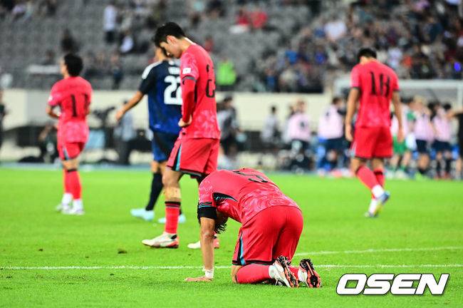 [OSEN=용인, 지형준 기자] 대굴욕이다. 한국축구가 일본에 사상 첫 3연패를 당했다.&nbsp;홍명보 감독이 이끄는 남자축구대표팀은 15일 오후 7시 24분 용인 미르스타디움에서 개최되는 2025 동아시아축구연맹(EAFF) E-1 챔피언십(동아시안컵) 3차전에서 숙적 일본에게 0-1로 패해 우승컵 탈환에 실패했다.&nbsp;대회 3승의 일본이 통산 세 번째 우승을 달성했다. 일본은 안방의 한국을 누르고 대회 2연패까지 가져갔다. 한국은 여전히 5회 우승으로 최다우승이지만 2개 대회 연속 일본에 밀렸다.&nbsp;한국 선수들이 패배를 아쉬워하고 있다. 2025.07.15 / jpnews@osen.co.kr