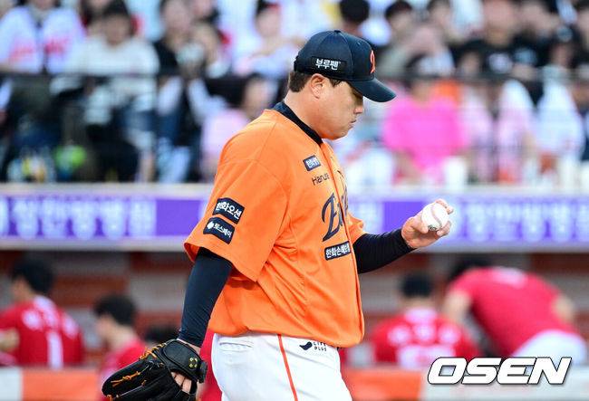 [OSEN=대전, 최규한 기자] 26일 대전 한화생명볼파크에서 ‘2025 신한 SOL Bank KBO리그’ 한화 이글스와 SSG 랜더스의 경기가 열렸다.홈팀 한화는 류현진, 방문팀 SSG는 김광현을 선발로 내세웠다.1회초 무사 1, 2루 상황 SSG 최정에게 1타점 적시타를 내준 한화 선발 류현진이 아쉬워하고 있다. 2025.07.26 / dreamer@osen.co.kr