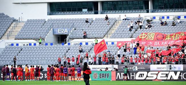 [OSEN=용인, 최규한 기자] 5일 오후 용인 미르스타디움에서 2025 동아시아축구연맹(EAFF) E-1 챔피언십(동아시안컵) 3차전 중국과 홍콩의 경기가 열렸다.&nbsp;이날 경기는 중국이 홍콩을 상대로 1-0 승리를 거뒀다.경기를 마치고 중국 선수들이 팬들에게 인사를 전하고 있다. 2025.07.15 / dreamer@osen.co.kr