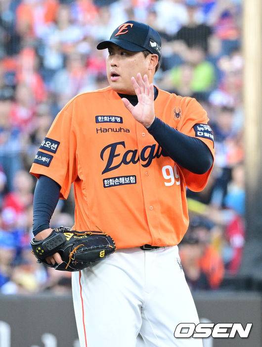 [OSEN=대전, 최규한 기자] 26일 대전 한화생명볼파크에서 ‘2025 신한 SOL Bank KBO리그’ 한화 이글스와 SSG 랜더스의 경기가 열렸다.홈팀 한화는 류현진, 방문팀 SSG는 김광현을 선발로 내세웠다.1회초 무사 1루 상황 한화 선발 류현진이 피치컴이 안들린다는 제스처를 보내고 있다. 2025.07.26 / dreamer@osen.co.kr