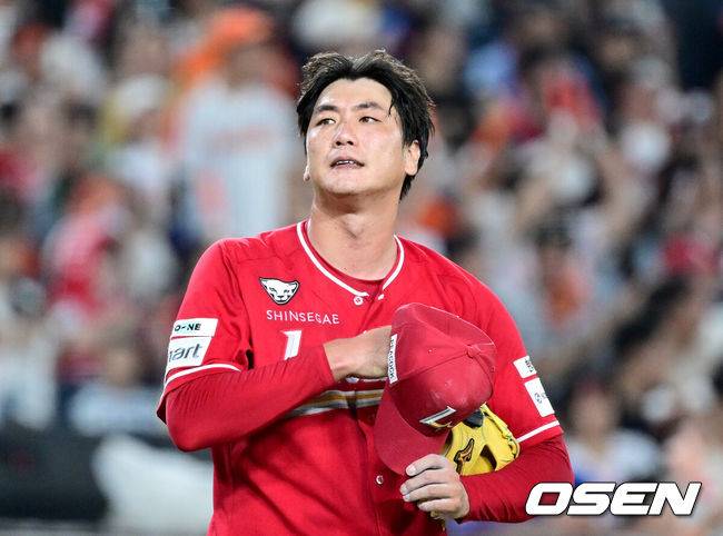 [OSEN=대전, 최규한 기자] 26일 대전 한화생명볼파크에서 ‘2025 신한 SOL Bank KBO리그’ 한화 이글스와 SSG 랜더스의 경기가 열렸다.홈팀 한화는 류현진, 방문팀 SSG는 김광현을 선발로 내세웠다.6회말 무사 1루 상황 한화 이진영에게 안타를 내준 SSG 선발 김광현이 모자를 고쳐쓰고 있다. 2025.07.26 / dreamer@osen.co.kr