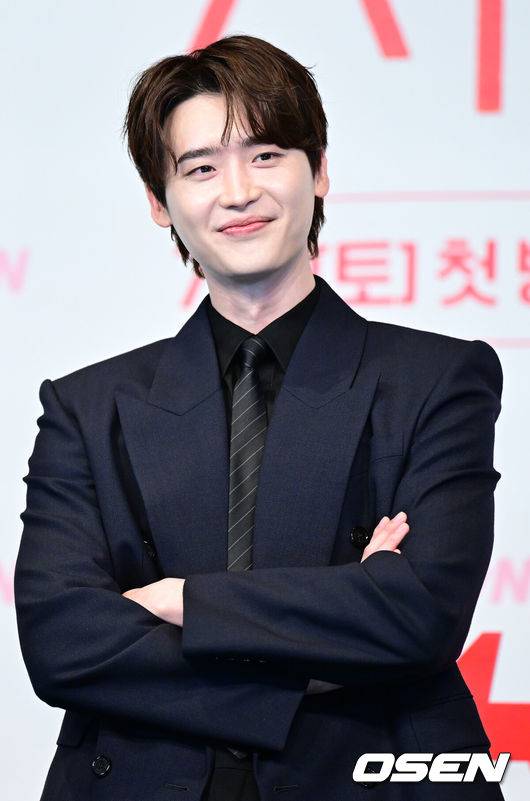 [OSEN=최규한 기자] 1일 오후 서울 신도림동 더링크서울 트리뷰트 포트폴리오 호텔에서 tvN 새 토일드라마 ‘서초동’ 제작발표회가 열렸다.‘서초동’은 매일 서초동 법조타운으로 출근하는 어쏘 변호사(법무법인에 고용되어 월급을 받는 변호사) 5인방의 희로애락 성장기를 담아내는 드라마다.배우 이종석이 포토타임을 하고 있다. 2025.07.01 / dreamer@osen.co.kr