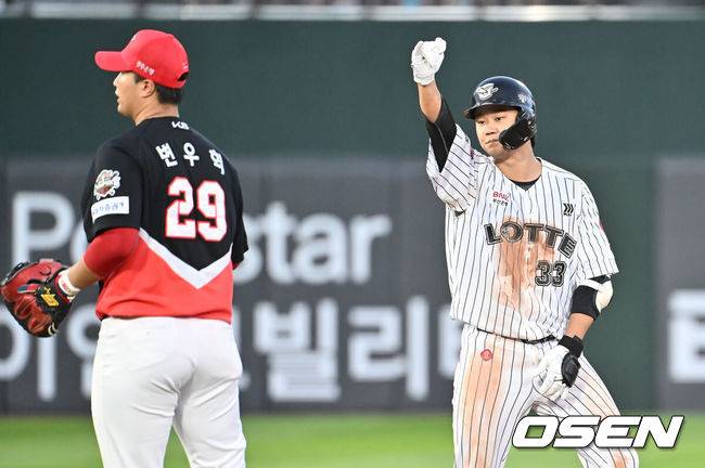 [OSEN=부산, 이석우 기자] 25일 부산 사직야구장에서 2025 신한 SOL 뱅크 KBO 리그 롯데 자이언츠와 KIA 타이거즈의 경기가 열렸다. 홈팀 롯데는 데이비슨이, 방문팀 KIA는 김건국이 선발 출전했다.롯데 자이언츠 손호영이 4회말 1사 우중간 2루타를 치고 세리머니를 하고 있다. 2025.07.25 / foto0307@osen.co.kr
