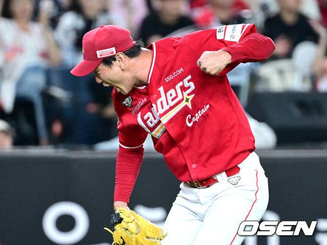 [OSEN=대전, 최규한 기자] 26일 대전 한화생명볼파크에서 ‘2025 신한 SOL Bank KBO리그’ 한화 이글스와 SSG 랜더스의 경기가 열렸다.홈팀 한화는 류현진, 방문팀 SSG는 김광현을 선발로 내세웠다.6회말 2사 3루 상황 한화 채은성을 내야 땅볼로 이끌며 이닝을 마무리지은 SSG 선발 김광현이 기뻐하고 있다. 2025.07.26 / dreamer@osen.co.kr