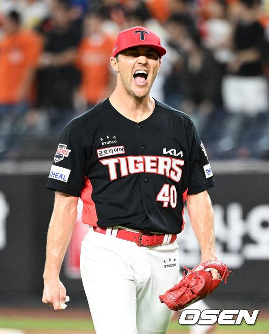[OSEN=대전, 이대선 기자] 10일 오후 대전 한화생명볼파크에서 2025 신한 SOL Bank KBO리그 한화 이글스와 KIA 타이거즈의 경기가 열렸다.한화는 황준서, KIA는 네일을 선발로 내세웠다.6회말 수비를 마친 KIA 네일이 환호하고 있다. 2025.07.10 /sunday@osen.co.kr