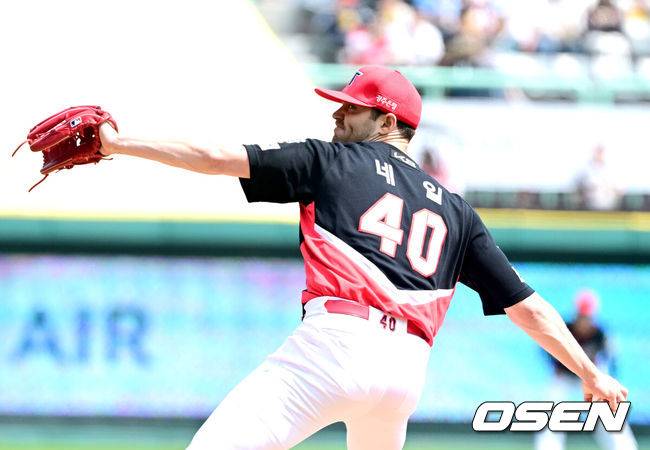 [OSEN=인천, 최규한 기자] 11일 오후 인천 SSG랜더스필드에서 ‘2025 신한 SOL Bank KBO리그’ SSG 랜더스와 KIA 타이거즈의 더블헤더 1차전 경기가 열렸다.이날 홈팀 SSG는 미치 화이트, 방문팀 KIA는 제임스 네일을 선발로 내세웠다.2회말 기아 선발 제임스 네일이 힘차게 공을 뿌리고 있다. 2025.05.11 / dreamer@osen.co.kr